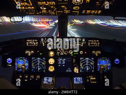 Abitacolo di un aereo passeggeri. Vista dal cockpit durante Foto Stock