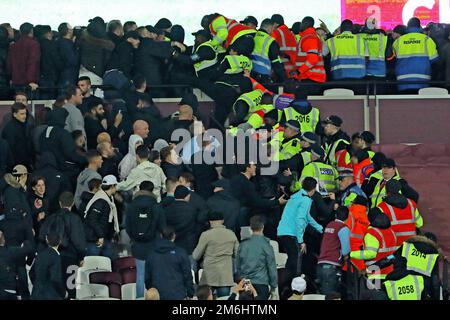 I tifosi si scontrano con la polizia e gli steward nelle fasi conclusive della partita - West Ham United contro Chelsea, EFL Football League Cup quarto turno, The London Stadium, Londra - 26th ottobre 2016. Foto Stock