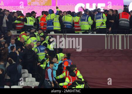 I tifosi si scontrano con la polizia e gli steward nelle fasi conclusive della partita - West Ham United contro Chelsea, EFL Football League Cup quarto turno, The London Stadium, Londra - 26th ottobre 2016. Foto Stock