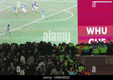 I tifosi si scontrano con la polizia e gli steward nelle fasi conclusive della partita - West Ham United contro Chelsea, EFL Football League Cup quarto turno, The London Stadium, Londra - 26th ottobre 2016. Foto Stock