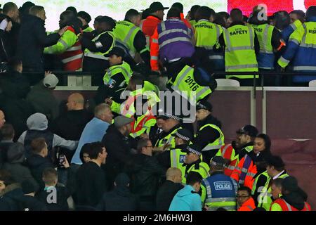 I tifosi si scontrano con la polizia e gli steward nelle fasi conclusive della partita - West Ham United contro Chelsea, EFL Football League Cup quarto turno, The London Stadium, Londra - 26th ottobre 2016. Foto Stock