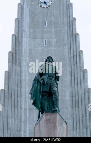 Monumento Leif Erikson di fronte alla chiesa di Hallgrimskirkja, una delle più alte e famose chiese luterane di Reykjavik. Foto Stock