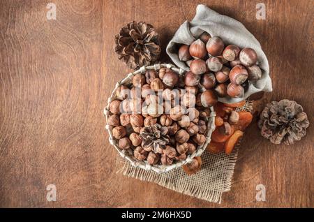 Noci e frutti altri su uno sfondo di legno scuro Foto Stock