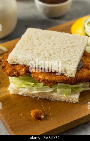 Sandwich Katsu di pollo giapponese fatto in casa con salsa Tonkatsu Foto Stock