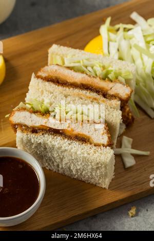 Sandwich Katsu di pollo giapponese fatto in casa con salsa Tonkatsu Foto Stock