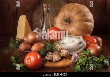 Zucca e altri ingredienti per la casseruola di zucca su sfondo scuro Foto Stock