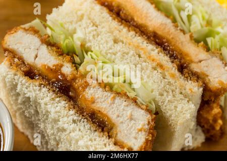 Sandwich Katsu di pollo giapponese fatto in casa con salsa Tonkatsu Foto Stock