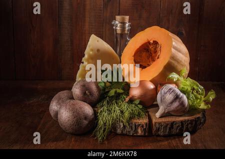 Zucca e ingredienti per la casseruola di zucca con patate e formaggio su  fondo scuro Foto stock - Alamy