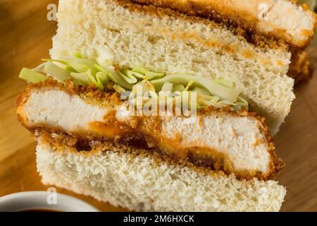 Sandwich Katsu di pollo giapponese fatto in casa con salsa Tonkatsu Foto Stock