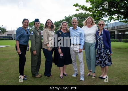L'ambasciatore Rahm Emanuel posa per una foto con Charlotte Rupp, Amy Rule e il loro team al Consolato generale degli Stati Uniti Naha, Giappone, 28 aprile 2022. Emanuel salutò sua moglie, Rule, dopo aver completato il suo tour della base aerea di Kadena e delle strutture di Camp Foster. 5th AF,Indo-PACOM,base aerea di Kadena,USFJ,USINDO-PACOM,USPACOM, Foto Stock
