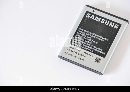 Una vecchia batteria Samsung da 1350 mAh per telefoni cellulari su sfondo bianco Foto Stock