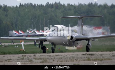 KUBINKA, RUSSIA - 15 maggio 2021: Team di aerobica Cavalieri russi su aerei su-35 STRIZHI Aerobatic Team 30th° anniversario Foto Stock