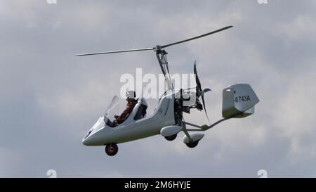 Balashikha Russia Black Airfield 22 maggio 2021: Giroplano Gyro Classic volo dimostrativo Sky Aviation festival, teoria e. Foto Stock