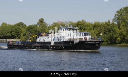 MOSCA , RUSSIA, 10 giugno 2019: Vecchio rimorchiatore spinge una chiatta giù un lavoro sul fiume iscrizione a bordo Puteisky Foto Stock