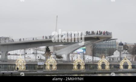 MOSCA - 25 GENNAIO: Frammento di ponte galleggiante Zaryadye Park a Mosca contro il cielo il 25 gennaio 2019 a Mosca, Russia Foto Stock