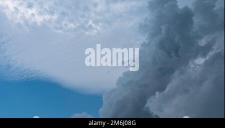 Lasso di tempo di volanti nuvole sfondo natura nessun uccelli, nessun flicker Foto Stock