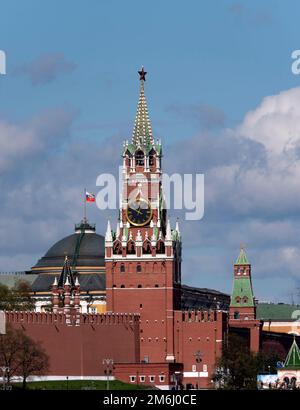 MOSCA - MAGGIO 14: Piazza Rossa di Mosca. Cattedrale di St Basils e Torre di Spasskaya il 14 maggio 2018 a Mosca, Russia Foto Stock