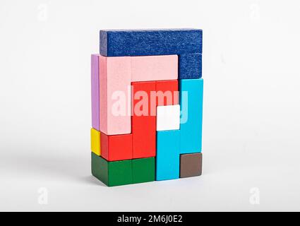 Blocchi colorati giocattolo in ordine. Gioco Montessori con diverse forme geometriche. Foto di alta qualità Foto Stock