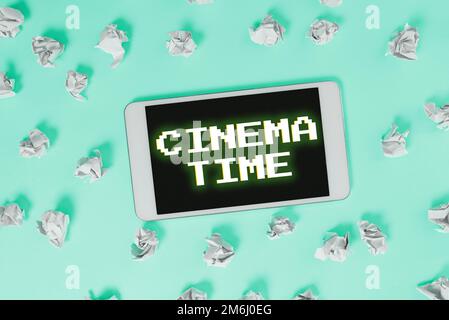 Segno di scrittura a mano Cinema Time. Concetto di Internet che intrattenimento, come la visualizzazione di film in programma per iniziare Foto Stock
