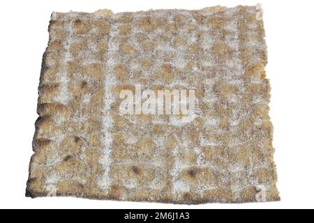 Pane piatto di segale svedese isolato su sfondo bianco Foto Stock