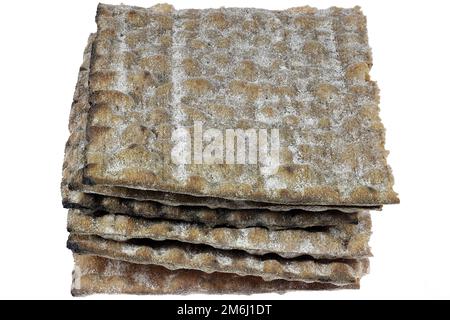 Pane piatto di segale svedese isolato su sfondo bianco Foto Stock