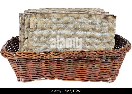 Pane piatto di segale svedese isolato su sfondo bianco Foto Stock