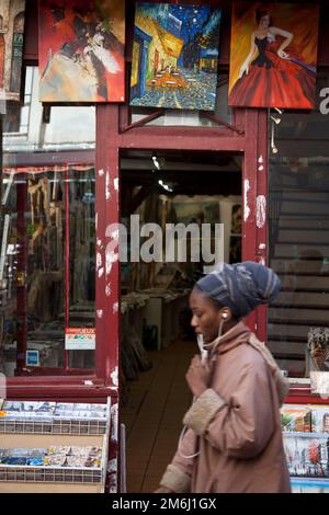 Dipinti nei negozi per le strade di Parigi montmartre nel 2014 Foto Stock