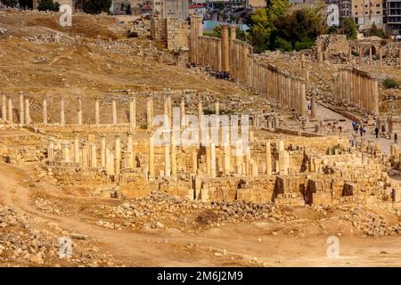 Jerash, Giordania - 7 novembre 2022: Colonne corinzie del Cardo massimo, vista ad angolo alto Foto Stock