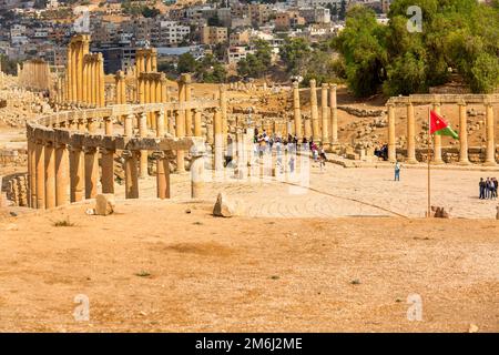 Jerash, Giordania - 7 novembre 2022: Quadrato con fila di colonne corinzie di ovale Forum Plaza aand Cardo Maximus, vista ad angolo alto Foto Stock