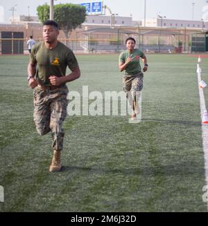 ATTIVITÀ DI SUPPORTO NAVALE, Bahrain (28 aprile 2022) - gli ufficiali non commissionati marini (NCO) assegnati alla Task Force 51/5th Brigata espeditoria marina (TF 51/5) conducono un evento di addestramento fisico di condizionamento di combattimento a bordo di attività di supporto navale, Bahrain, aprile 28. La formazione è stata condotta per costruire il camaraderie tra gli NCO di TF 51/5 e testare la preparazione fisica dei Marines. TF 51/5 risponde alle crisi e alle contingenze; coordina, pianifica ed esegue le operazioni; conduce la cooperazione di sicurezza del teatro; e avanza i concetti navali emergenti in mare, dal mare e a terra in accordo Foto Stock