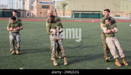 ATTIVITÀ DI SUPPORTO NAVALE, Bahrain (28 aprile 2022) - gli ufficiali non commissionati marini (NCO) assegnati alla Task Force 51/5th Brigata espeditoria marina (TF 51/5) conducono un evento di addestramento fisico di condizionamento di combattimento a bordo di attività di supporto navale, Bahrain, aprile 28. La formazione è stata condotta per costruire il camaraderie tra gli NCO di TF 51/5 e testare la preparazione fisica dei Marines. TF 51/5 risponde alle crisi e alle contingenze; coordina, pianifica ed esegue le operazioni; conduce la cooperazione di sicurezza del teatro; e avanza i concetti navali emergenti in mare, dal mare e a terra in accordo Foto Stock