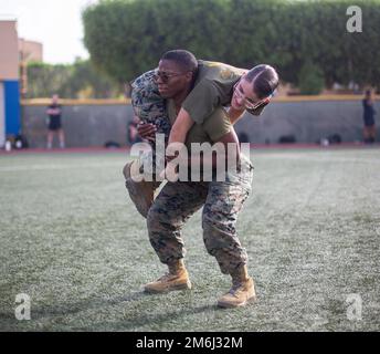 ATTIVITÀ DI SUPPORTO NAVALE, Bahrain (28 aprile 2022) - gli ufficiali non commissionati marini (NCO) assegnati alla Task Force 51/5th Brigata espeditoria marina (TF 51/5) conducono un evento di addestramento fisico di condizionamento di combattimento a bordo di attività di supporto navale, Bahrain, aprile 28. La formazione è stata condotta per costruire il camaraderie tra gli NCO di TF 51/5 e testare la preparazione fisica dei Marines. TF 51/5 risponde alle crisi e alle contingenze; coordina, pianifica ed esegue le operazioni; conduce la cooperazione di sicurezza del teatro; e avanza i concetti navali emergenti in mare, dal mare e a terra in accordo Foto Stock