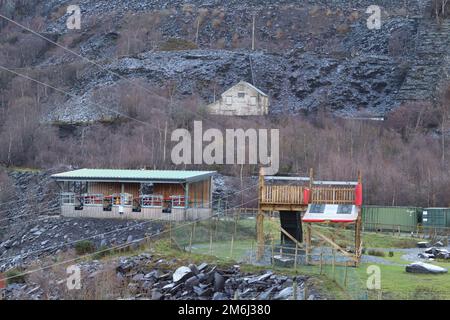 Mondo zip cava di Penryn Bethesda Wales è il più veloce zip wire nel regno unito e quasi il più lungo a 2km e velocità di circa 100mph Foto Stock
