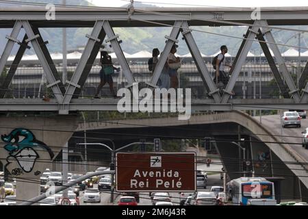 Avenue King Pelé allo stadio Macaranã, cartello stradale. Omaggio al famoso giocatore brasiliano di calcio Pele, Edson Arantes do Nascimento - Rio de Janeiro Brasile Foto Stock