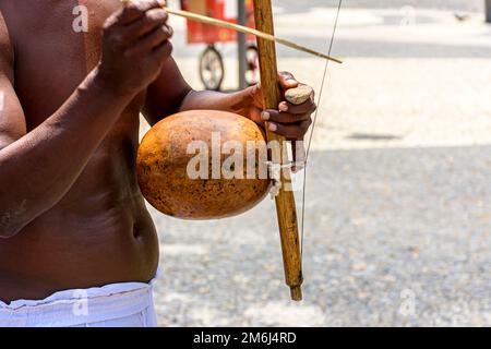 Musicista che suona gli strumenti tradizionali usati in capoeira in Salvador, Bahia Foto Stock