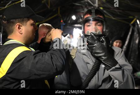 Un soldato assegnato alla 307th Chemical Company, con sede a Bell, California, si prepara a condurre un'operazione di ricerca urbana e salvataggio in un'area fittizia con contaminazione chimica, biologica, radiologica o nucleare durante il Guardian Response 22 al Muscatuck Urban Training Center, Indiana, 28 aprile 2022. Guardian Response 22 offre ambienti realistici per simulare un ambiente di emergenza impegnativo. L'esercizio aiuta i soldati della 307th Chemical Company ad affinare le loro abilità in caso di un vero disastro. Foto Stock