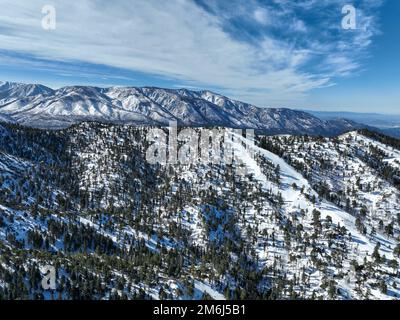 Vista aerea su Big Bear Valey e sul lago con Now, California del Sud, Stati Uniti Foto Stock