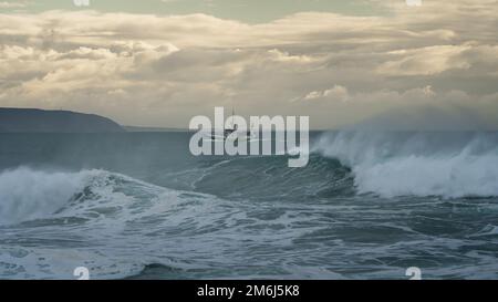 Peschereccio al largo della costa del Portogallo vicino a NazarÃ© Foto Stock