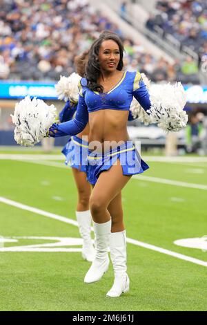 Los Angeles Rams Cheerleader contro i Seattle Seahawks durante una partita di football della NFL, domenica 4 dicembre 2022, a Inglewood, Calif allo stadio Sofi. La S Foto Stock