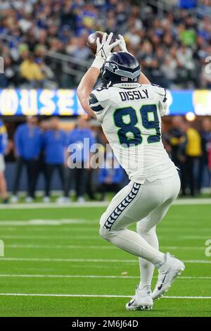 Seattle Seahawks Tight End Will Dissly (89) prende un passo contro i Los Angeles Rams durante una partita di football della NFL, domenica 4 dicembre 2022, a Inglewood Foto Stock