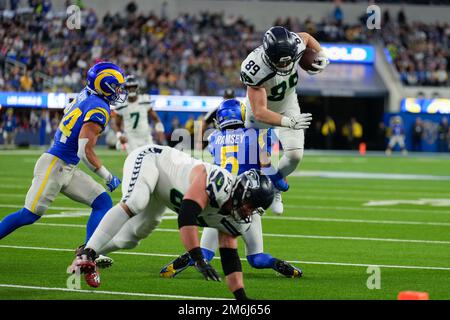 Seattle Seahawks Tight End Will Dissly (89) è stato maneggiato dal capocannonero di Los Angeles Rams Jalen Ramsey (5) durante una partita di football della NFL, domenica 4 dicembre 2022 Foto Stock