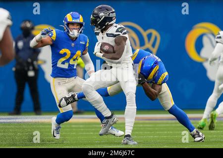 Il ricevitore largo Seattle Seahawks DK Metcalf (14) cattura un passo contro Los Angeles Rams Safety Taylor Rapp (24) e il linebacker Ernest Jones (53) durante Foto Stock