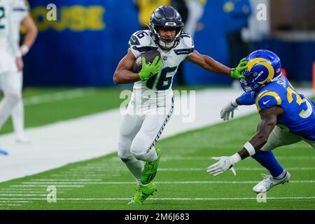 Il ricevitore largo Seattle Seahawks Tyler Lockett (16) cattura un passo ed è affrontato da Los Angeles Rams linebacker Travin Howard (32) durante un footbal NFL Foto Stock