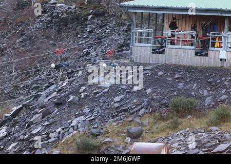 Mondo zip cava di Penryn Bethesda Wales è il più veloce zip wire nel regno unito e quasi il più lungo a 2km e velocità di circa 100mph Foto Stock