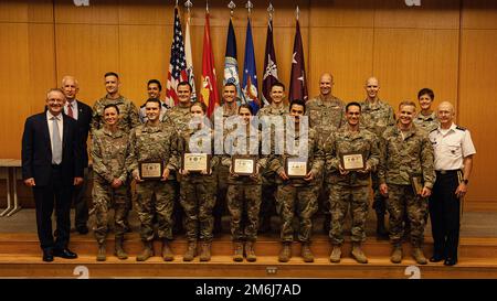 Army Lt. Gen. (Dr.) Ronald Place, direttore della Defense Health Agency, si presenta per una foto con i vincitori e i leader del premio alla San Antonio Uniformed Services Health Education Consortium Research Day al Brooke Army Medical Center, Joint base San Antonio, Texas, 28 aprile 2022. L'evento ha caratterizzato le presentazioni del podio e del manifesto date dai residenti e dai borsisti dell'esercito e dell'aeronautica da BAMC e dal centro ambulatorio di Wilford Hall. Foto Stock