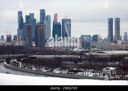 Vista sui grattacieli della città di Mosca in inverno. Paesaggio urbano futuristico, concetto di economia russa Foto Stock