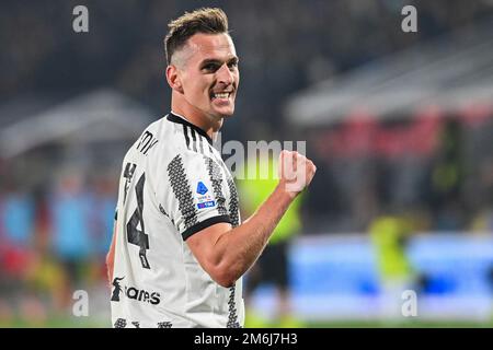 Cremona, Italia. 04th Jan, 2023. Arkadiusz Milik (Juventus) festeggia il suo obiettivo durante la partita di calcio italiana tra il Cremonese e il Juventus FC A Cremona, Italia, gennaio 04 2023 Credit: Independent Photo Agency/Alamy Live News Foto Stock