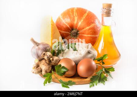 Zucca e altri ingredienti per la casseruola di zucca su sfondo chiaro Foto Stock