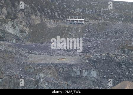 Mondo zip cava di Penryn Bethesda Wales è il più veloce zip wire nel regno unito e quasi il più lungo a 2km e velocità di circa 100mph Foto Stock