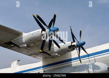 Speyer, Germania - Aprile 2022: Eliche controrotanti sull'ala di un aereo da carico russo Antonov AN22 Foto Stock